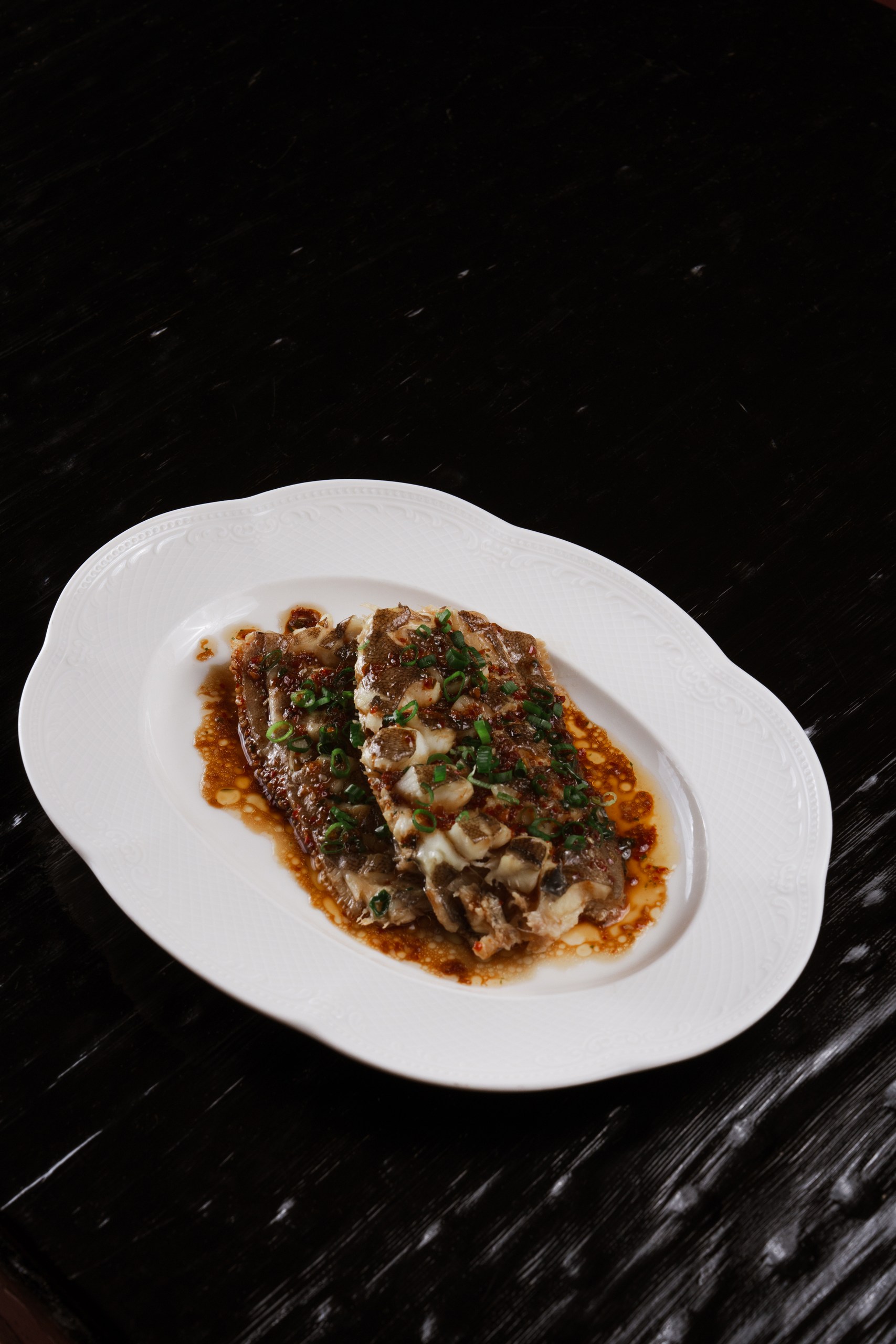 Камбала, запечённая на углях в азиатском соусе