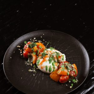 Буратта с подвяленными томатами, песто и кедровыми орешками