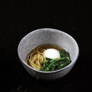 Куриный бульон с домашней лапшой и яйцом