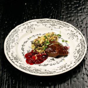 Телячьи щечки су-вид с булгуром и грибами