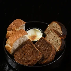 Корзинка с ремесленным хлебом