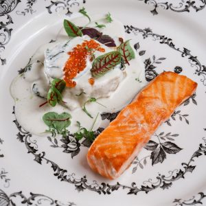 Лосось скандинавской прожарки с гратеном из картофеля и сливочным шпинатом