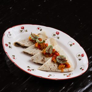 Сырная лепешка с рваной говядиной и сальсой