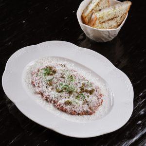 Тартар из говядины с пармезаном и хлебом на гриле