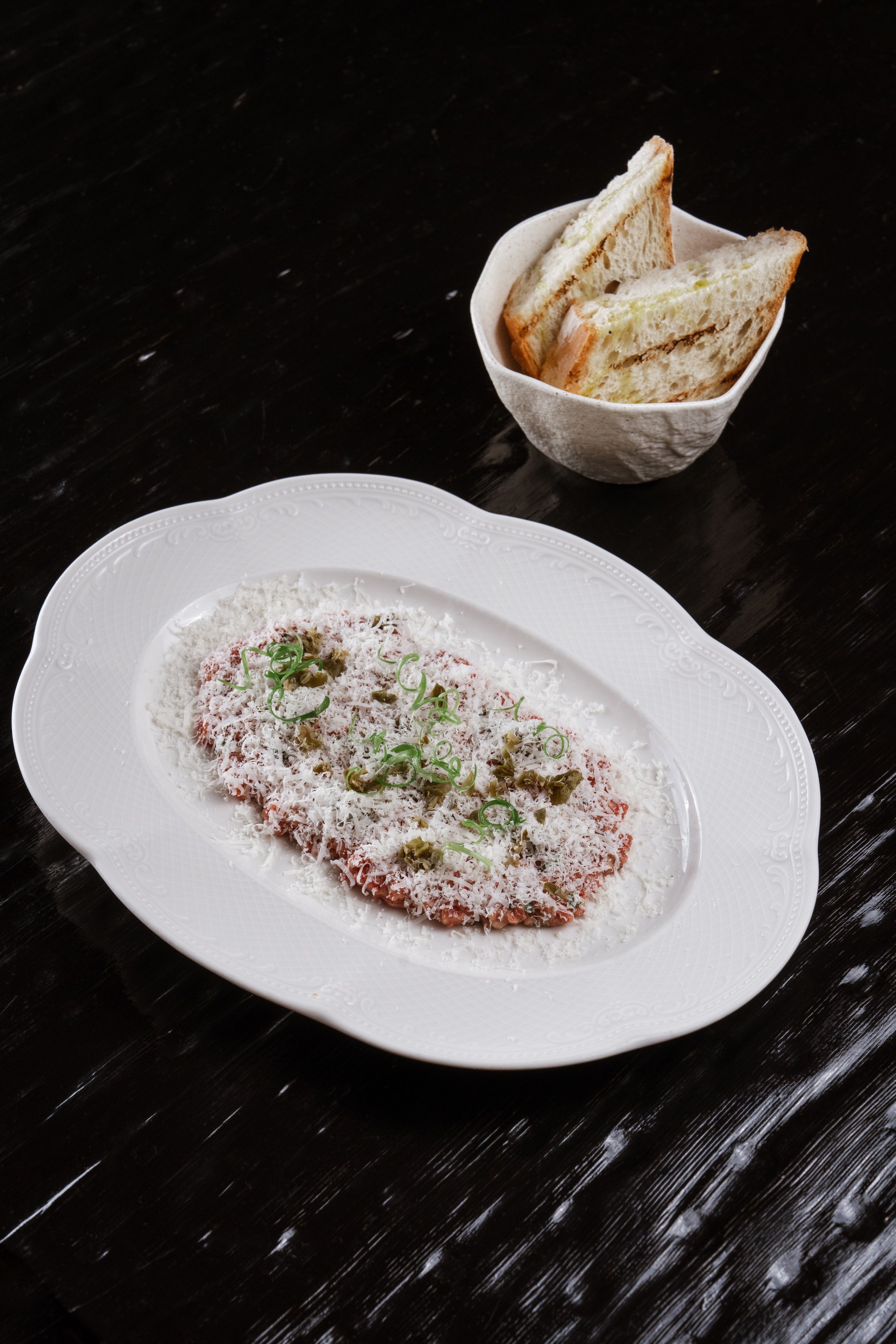 Тартар из говядины с пармезаном и хлебом на гриле