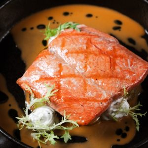 Нерка с мини картофелем и томатным бербланом