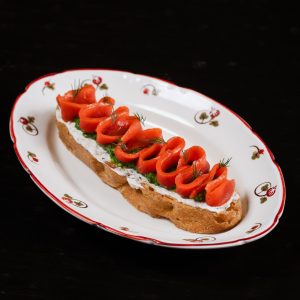 Брусккетта с неркой  авокадо на домашней фокачче