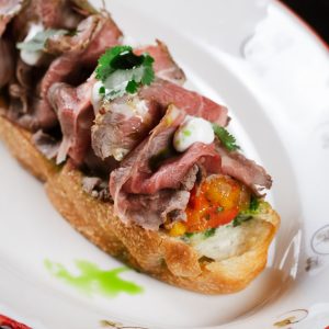 Брускетта с ростбифом и печеными овощами на домашней фокачче
