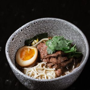 Китайский суп-лапша с говяжьей лопаткой и устричными грибами