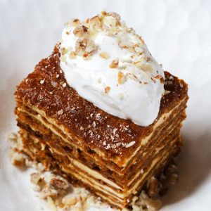 Медовик трюфельный со сметаной кнели