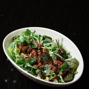 Салат из мраморной говядины с томатами и кинзой