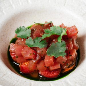 Тартар из тунца с томатами и мандариновым понзу