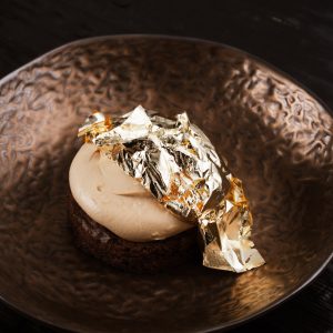 Брауни с вишней и карамелизированным сметанным кремом