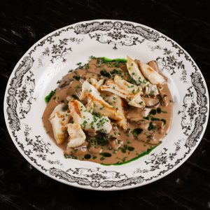 Дальневосточный трубач  белые грибы грибы шиитаке с соусом аше и хрустящим нори