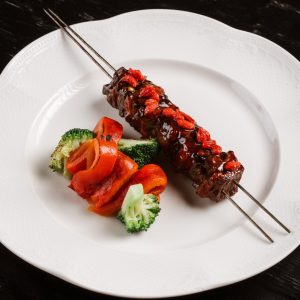 Говяжья лопатка с харисой и брокколи