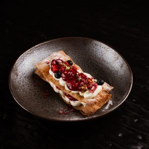 Мильфей с ягодным конфи и свежей клубникой