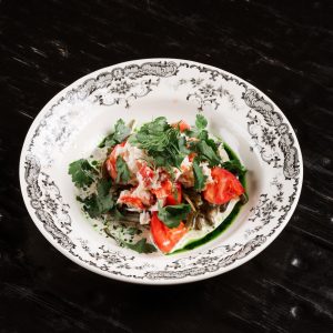 Салат из морской капусты с крабом и томатами