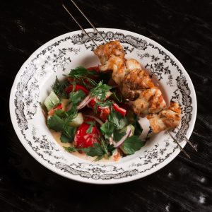 Салат из овощей и зелени с цыпленком