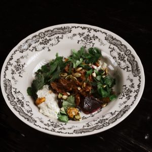 Салат из запеченной свеклы с телячьими щечками и кремом из йогурта