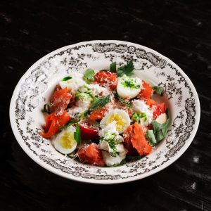 Салат с копченой неркой, моцареллой, айоли, юдзу