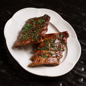 Свиные ребрышки томленые с соусом барбекю