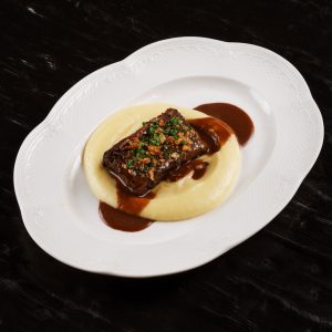 Тушеное говяжье ребро с картофельным пюре с соусом бордолез