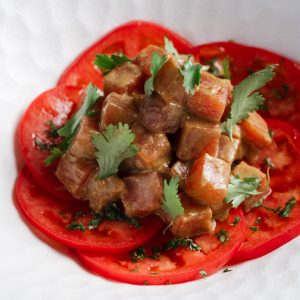 Тартар из тунца с томатами и мандариновым понзу